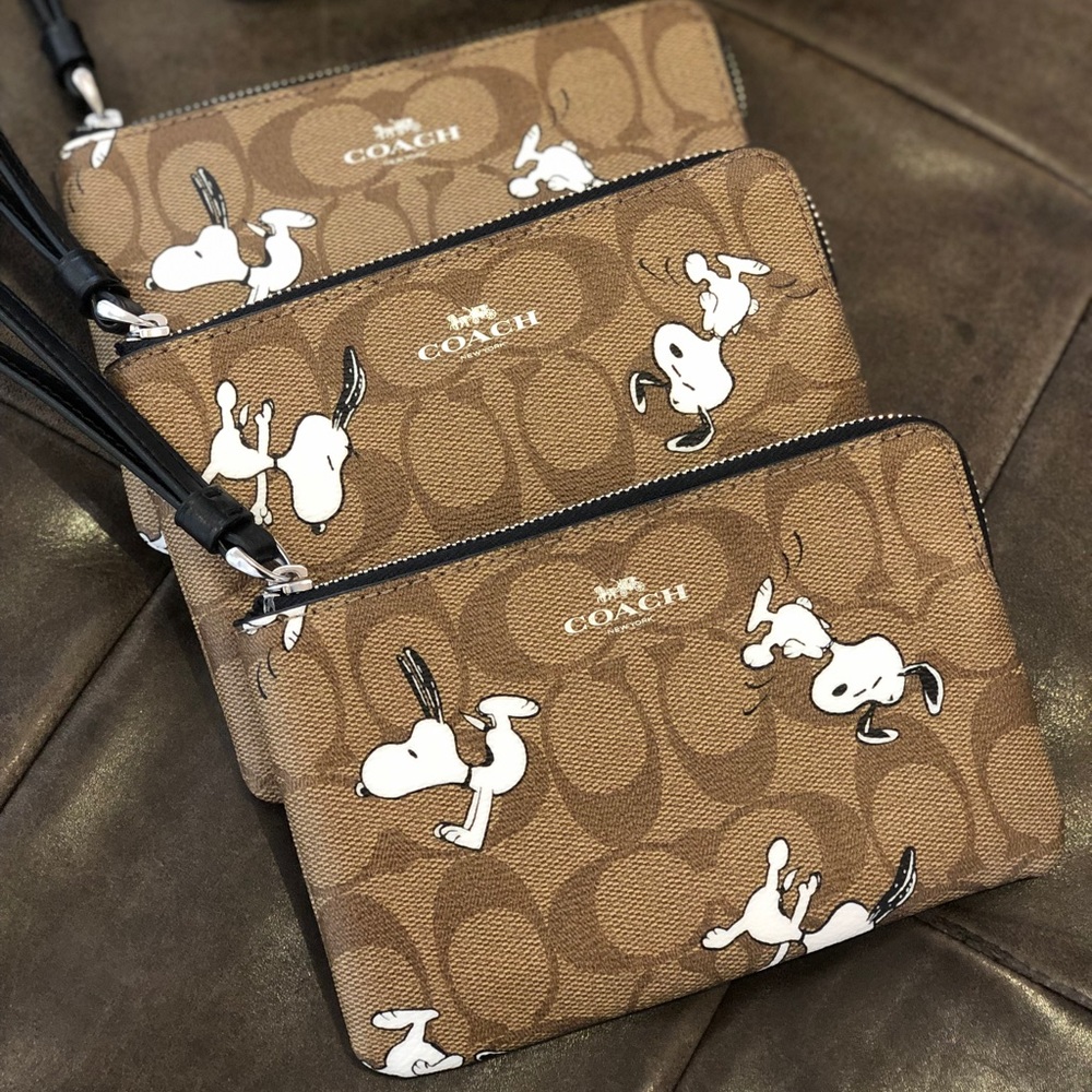 NWT!COACH WRISTLET IN SIGNATURE WITH SNOOPY PRINT